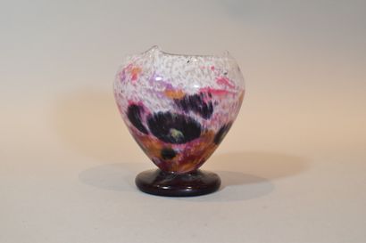 null SCHNEIDER 

Vase conique à col pincé en verre marmoréen violet, rose et jaune.

H....