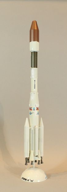 null AEROSPATIALE 

Model of the 1/100th Ariane 4 rocket in the colors of ESA and...
