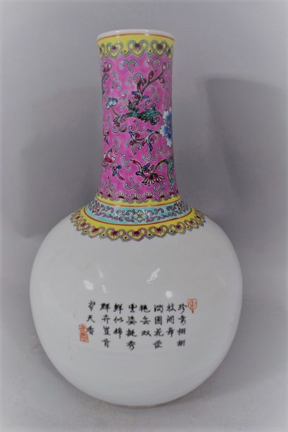 null CHINE, XXème SIECLE,

Vase en porcelaine à décor émaillé polychrome d'un paon...
