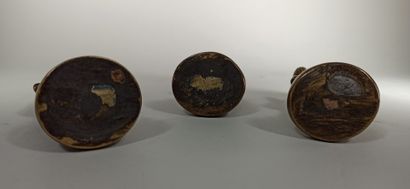 null CHINE, XIXème-XXème siècle

3 poids de balance en bronze à patine dorée représentant...