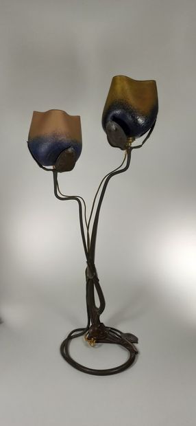 null TRAVAIL FRANCAIS

Lampe à structure bronze patiné, cache-ampoules à corps floral...
