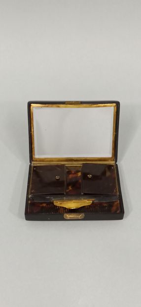 null CHINA, Canton - 20th century

Small tortoiseshell make-up case with mother-of-pearl...