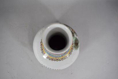 null CHINE, XXème SIECLE,

Vase en porcelaine à décor émaillé polychrome d'un paon...