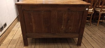 null Chest of drawers in cherry wood with 3 drawers and offset columns.

20th century...