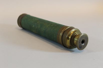 null Four-sided folding telescope in brass covered with green leather (wear). 

Late...