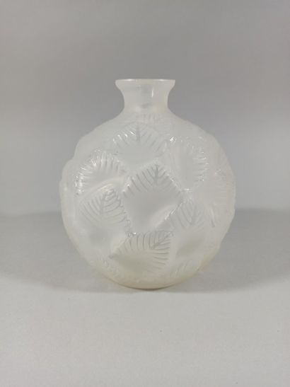 null René LALIQUE (1860-1945) 

Abalone vase. Proof in pressed moulded opalescent...