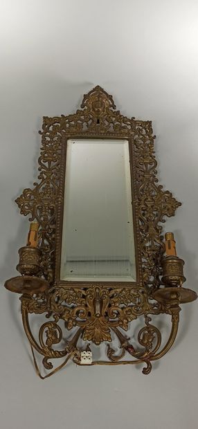 null Paire de miroirs en bronze à deux bras de lumières.

H.: 60 cm - L.: 31 cm