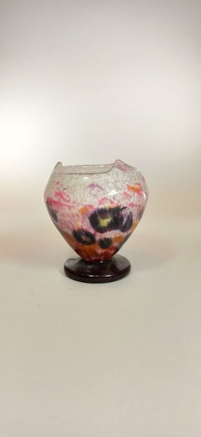 null SCHNEIDER 

Vase conique à col pincé en verre marmoréen violet, rose et jaune.

H....