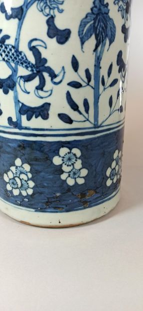 null Pair of white porcelain vases with blue decoration under cover of dragons among...