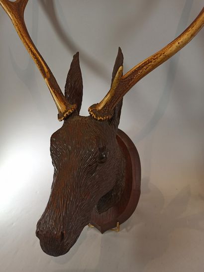 null MADER Walter (in the taste of)

Pair of sculpted and patinated linden deer heads...