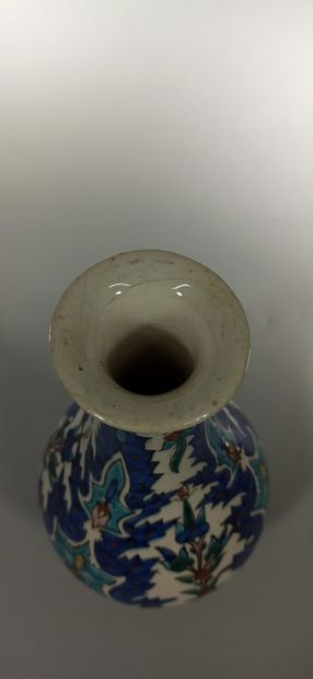 null Vase en faïence à décor Iznic, marque au revers Fv 10.

Ht. : 30 cm - Petit...