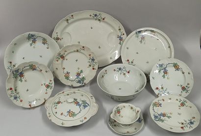 null HAVILAND

Service celadon, porcelain including: 

16 soup plates 

37 large...