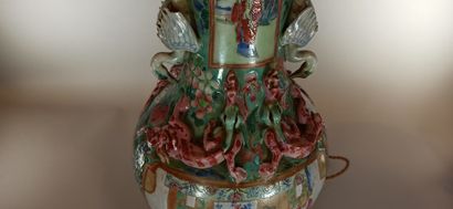 null CANTON

Vase monté lampe à fond turquoise et décor de fleurs, personnages et...