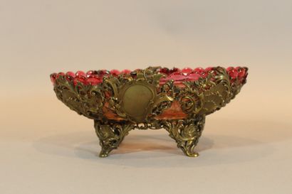 BACCARAT 

Oval bowl in red-tinted moulded...
