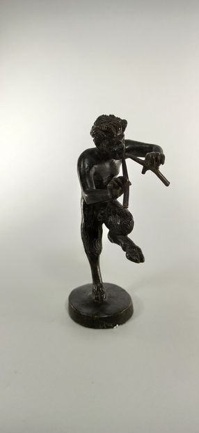 null Peacock playing the flute, bronze with black patina (wear).

Height: 13 cm