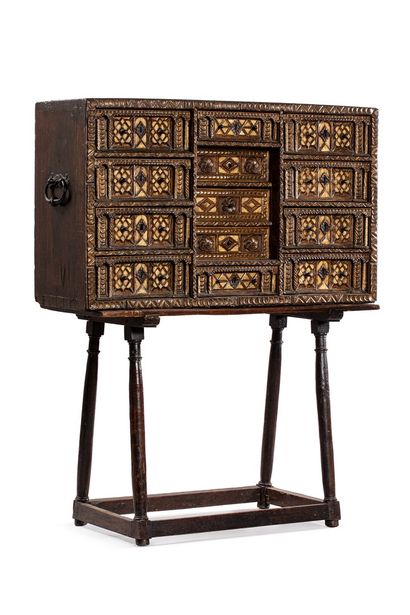 null BARGUENO in carved and gilded walnut inlaid with bone motifs and columns, opening...