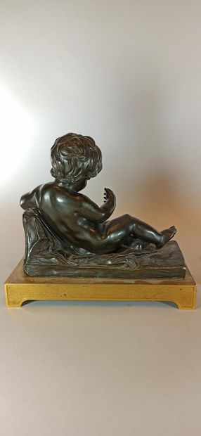 null Pair of bronze cherubs with brown patina resting on a gilt bronze base.

XIXth...