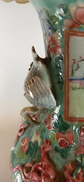 null CANTON

Vase monté lampe à fond turquoise et décor de fleurs, personnages et...