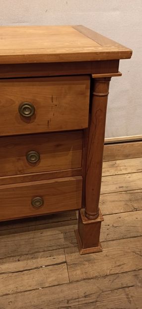 null Chest of drawers in cherry wood with 3 drawers and offset columns.

20th century...