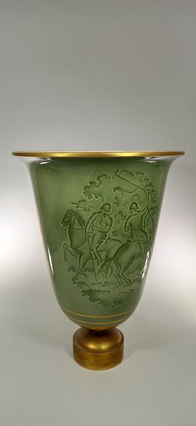 null SEVRES

Large celadon porcelain vase decorated with polo players.

Height: 52...