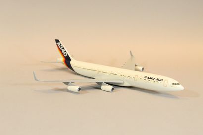 null AEROSPATIALE - AIRBUS

Model of the A340 aircraft at 1/200th in the colours...