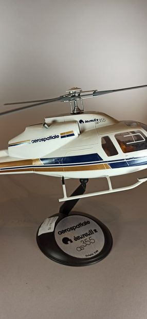 null AEROSPATIALE 

Maquette de l'hélicoptère Ecureuil 2 AS 355 au 1/30e. En résine...