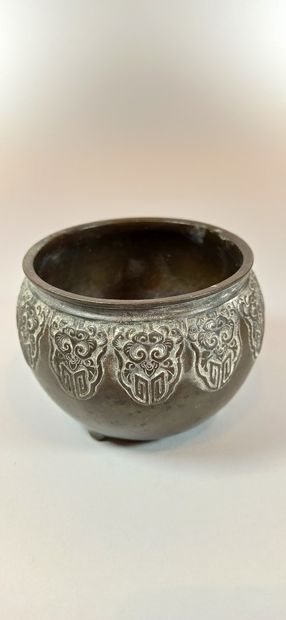 null CHINA - XIXth century

Set including 1 bronze pot with black patina and dragon...