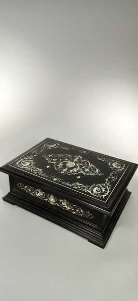 null Rectangular jewelry box in blackened molded wood decorated with inlays of foliage...