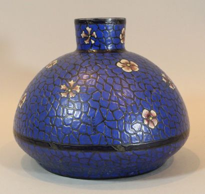 null LEUNE

Glass vase with a flattened belly with enamelled decoration of flowers...