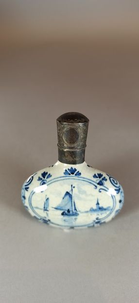 null Small delft earthenware salt bottle.

Height: 6.3 cm