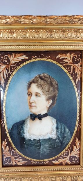 null Female bust with black ribbon around the neck, 

Painted on a framed porcelain...