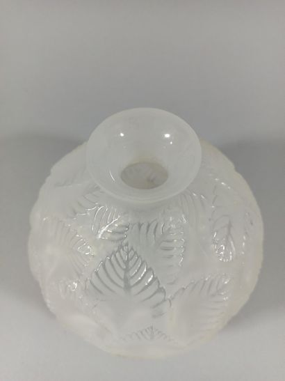 null René LALIQUE (1860-1945) 

Vase « Ormeaux ». Épreuve en verre blanc opalescent...
