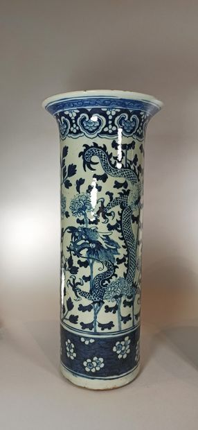 null Paire de vases en porcelaine blanche à décor bleu sous couverte de dragons parmi...