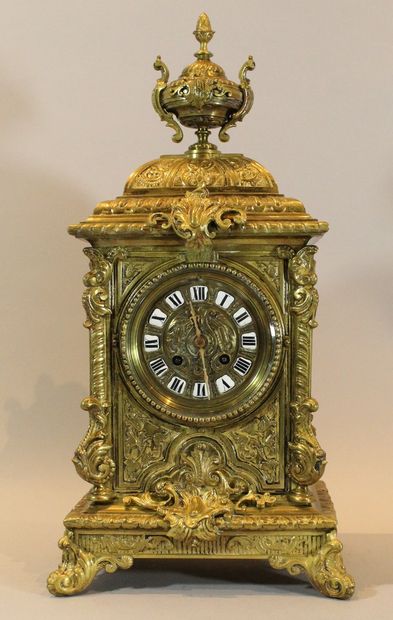 null Pendule borne en bronze doré couronnée d’une coupe Médicis, cadran à chiffres...