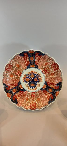 null IMARI 

Six plats en porcelaine 

Diam.: 17 à 30 cm

Manques à l'émail