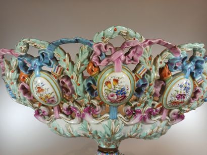 null SAXE

Large openwork white porcelain bowl decorated with medallions decorated...