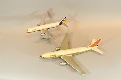null AEROSPATIALE - AIRBUS

Model of the A320 aircraft in the colours of Airbus Industrie....