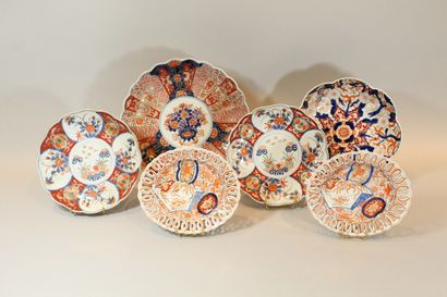 null IMARI 

Six plats en porcelaine 

Diam.: 17 à 30 cm

Manques à l'émail