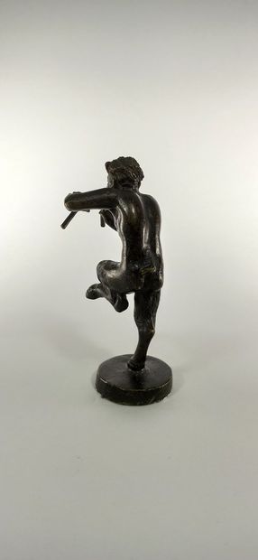null Peacock playing the flute, bronze with black patina (wear).

Height: 13 cm