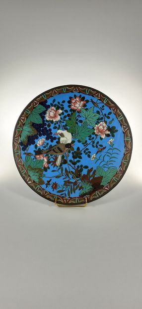 null Plat en émaux cloisonné au décor de deux oiseaux et un insecte dans un décor...