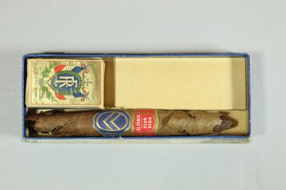 null CITROËN

Cardboard box containing a cigar (paper ring with a herringbone decoration)...