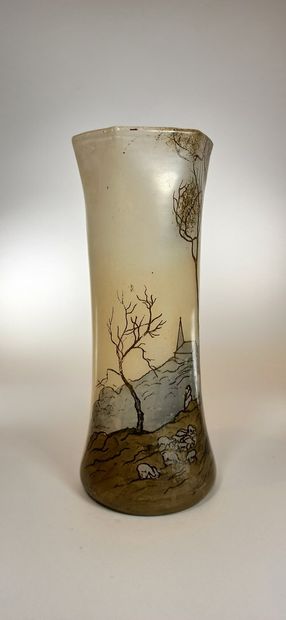 null LEGRAS

Glass vase with landscape decoration and sheep keeper

Signed

H. :...