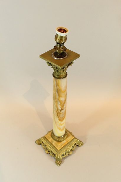 null Pied de lampe en forme de colonne corinthienne en onyx et bronze doré. 

Ht....