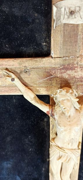 null Christ en croix en ivoire dans un encadrement en bois et stuc dorés à décor...