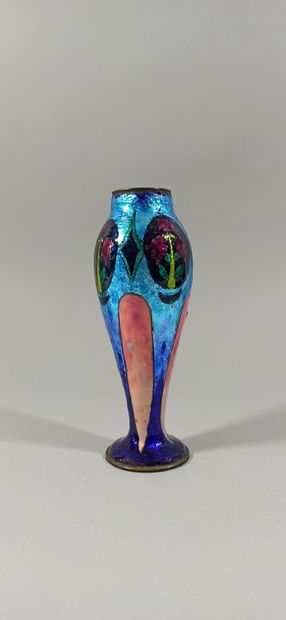 null Léon BRUNARD (1872-1931)

Vase en dinanderie à corps balustre entièrement recouvert...
