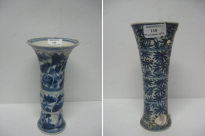 null Deux vases cornets en porcelaine et décor en bleu sous couverte organisé en...