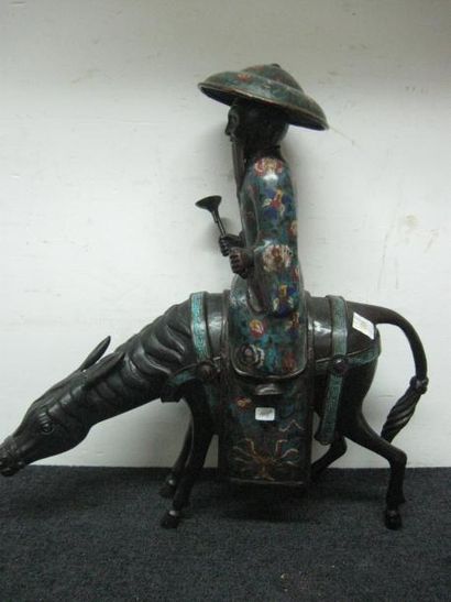 null Sculpture en bronze et émaux cloisonnés représentant Toba sur sa mule. De style...