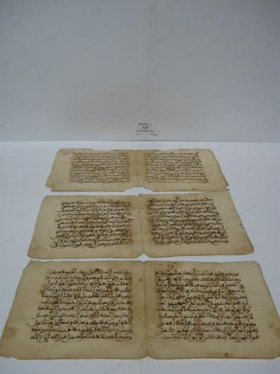 null Douze pages de Coran, provenant du même manuscrit, en écriture arabe maghrébine...