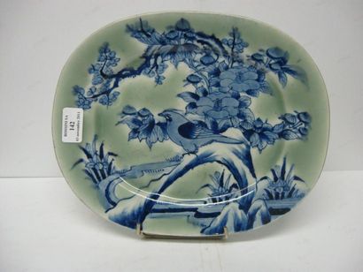 null Plat en porcelaine d'Arita à décor d'oiseaux branchés, Japon Vers 1900 