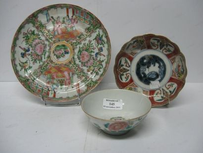 null Lot: assiette Canton, coupelle Imari et un bol en porcelaine de chine émaillée...